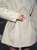 Brenda | Dames Utility Jacket met Trekkoord in de Taille en Hoge Hals