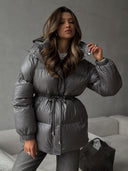 Esther | Dames Pufferjack met Koord in de Taille en Kap