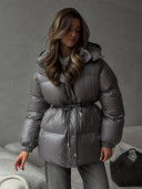 Esther | Dames Pufferjack met Koord in de Taille en Kap