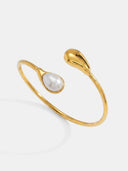 Hayley | Dames Open Cuff Dubbel Eind Detail Druppelvormige Parel Bangle