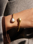 Hayley | Dames Open Cuff Dubbel Eind Detail Druppelvormige Parel Bangle
