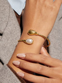 Hayley | Dames Open Cuff Dubbel Eind Detail Druppelvormige Parel Bangle