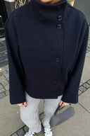 Lexa | Dames Asymmetrische Hoge Hals Knop Voor Jacket