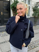 Lexa | Dames Asymmetrische Hoge Hals Knop Voor Jacket